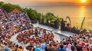 Pura Uluwatu: Pesona Spiritual di Tepi Tebing Bali